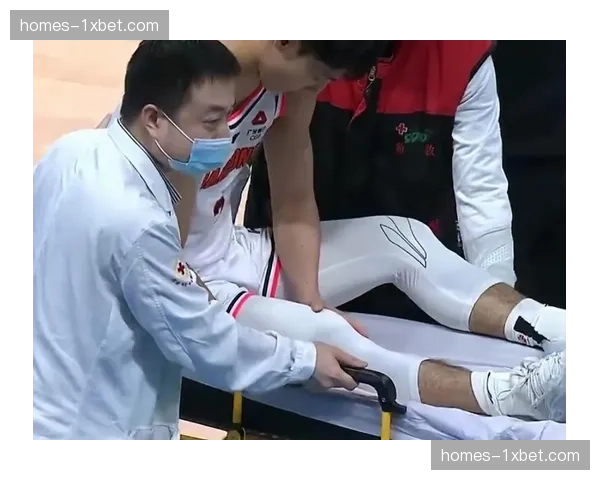 胡金秋对抗中痛苦倒地 被担架抬离赛场引担忧